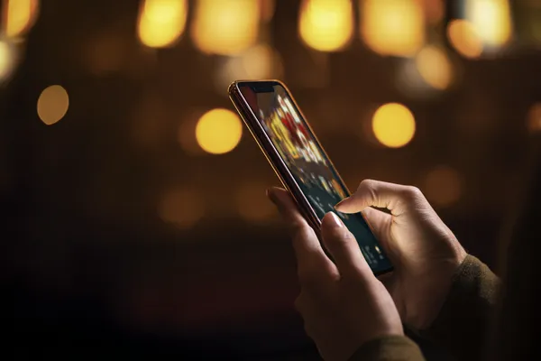A close-up shot of golden coins falling around a spinning roulette wheel, representing immersive casino action at 88DF.